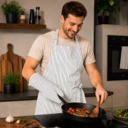Grillschürze Set 2-teilig mit Ofenhandschuh - weiß/schwarz – Küchenschürze aus Baumwolle, verstellbar, mit Tasche – Schürze für Grillen, Backen, Küche