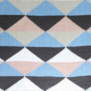 Kuscheldecke 130x160 cm – Weiche Strickdecke aus 100% Acryl, Flauschige Wohndecke mit Rautenmuster, Plaid Sofa Decke, Überwurf, Geschenk mit Schleife, Blau/Pink